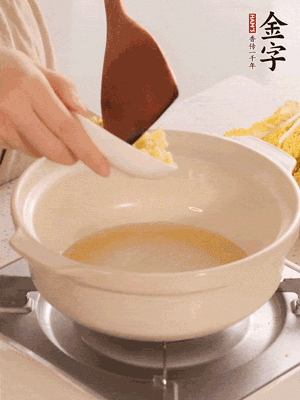 鍋里留少量底油煸香火腿和姜末。