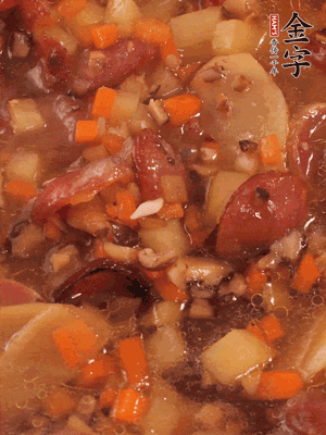 加大半碗水，沒過(guò)大部分食材