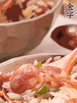 開蓋后，沿鍋邊淋2大勺花生油，大火烤出鍋巴。輕輕翻拌一下，撒點(diǎn)蔥花。