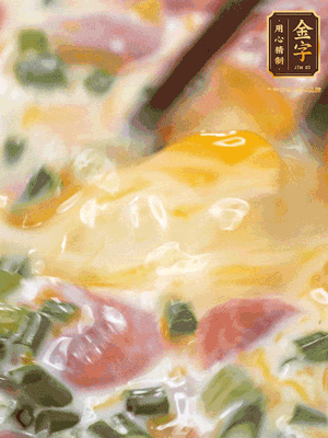 三個全蛋中加適量牛奶、鹽、黑胡椒粉、臘腸、蔥花攪拌均勻