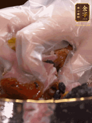 排骨洗凈后（蠔油、生抽、老抽、鹽、糖、淀粉、豆豉、蒜蓉、姜絲）腌制30分鐘