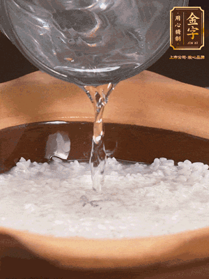 砂鍋底部刷一層油，加入大米和開水，水高1cm,大火燒開后轉中火煲5分鐘，到水微收干