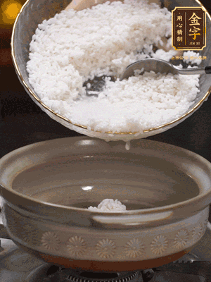 鍋底刷油，倒入米飯，水沒過即可，中小火燜10分鐘，戳幾個(gè)洞