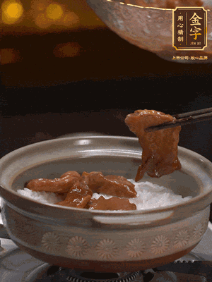 鋪上牛肉，鍋邊淋油在燜5分鐘