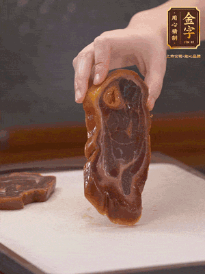 處理節(jié)瓜，刮掉表層的皮和毛，洗凈后去掉瓜蒂，切大塊