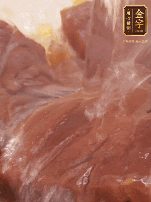 加熱水，2大勺料酒煮20分鐘，再下節(jié)瓜塊煮10分鐘即可