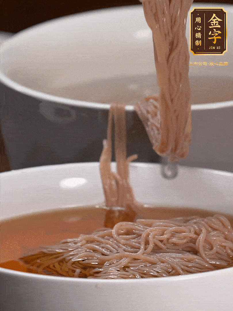 蘋果醋，一點鹽、糖、醬油，兌入涼白開水調(diào)成簡易冷面湯，放水箱冷藏