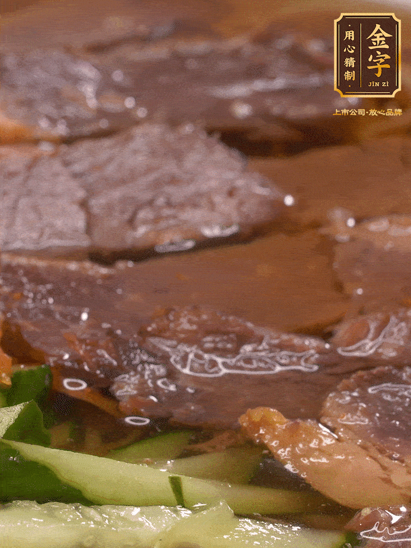 養(yǎng)麥冷面，涼水中清洗浸泡5分鐘，沸水中煮3分鐘，涼水漂洗沖涼