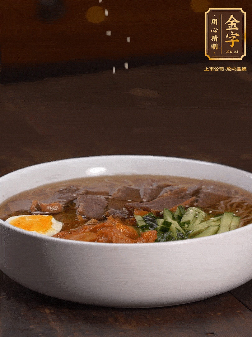 放入冰涼的冷面湯碼上黃瓜絲、泡菜、牛肉、雞蛋，撒點白芝麻