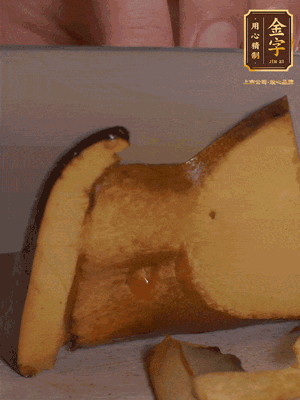 2個(gè)牛肝菌切丁，1個(gè)牛肝菌切片；金字香腸1根切丁，1根切片