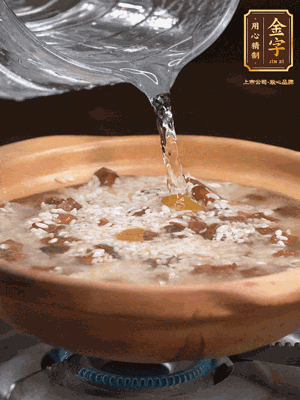 再倒入泡了30分鐘的大米翻拌均勻，加水稍微沒(méi)過(guò)（米水比例1:1），中火燜煮，到冒大泡，大致5分鐘