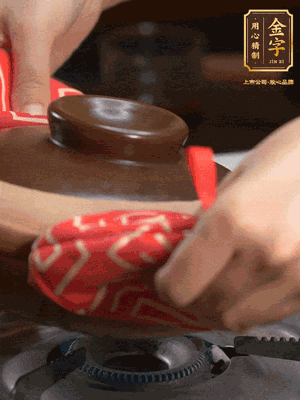 中火調(diào)成小火，鋪上香腸蓋蓋燜5分鐘。不斷轉(zhuǎn)動(dòng)瓦煲，讓側(cè)壁的飯形成飯焦