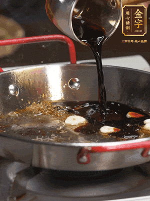 煲飯期間，用油煎熟牛肝菌。再用底油加醬油、蒜片調(diào)出鮮美醬汁