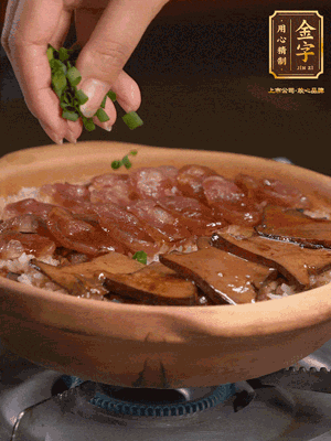 最后鋪上牛肝菌，爭(zhēng)分奪秒地倒上醬汁，撒點(diǎn)小蔥花