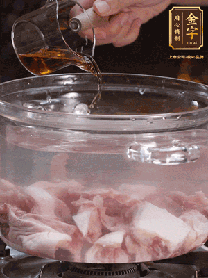 老鴨切塊，鍋里水煮開(kāi)，鴨肉加姜片、料酒焯水