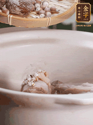 焯好水洗凈的鴨肉、薏米、芡實(shí)、蜜棗+適量水煲1小時(shí)