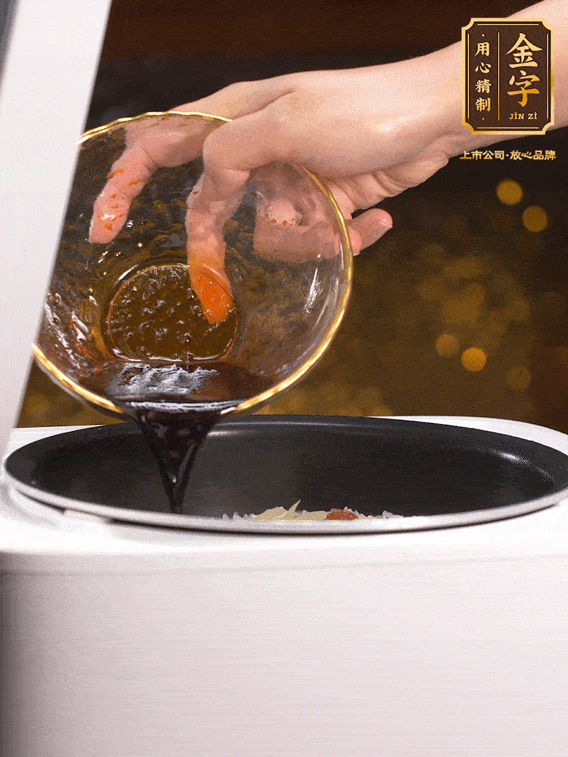 煮好后，淋上醬汁：2勺生抽、1勺老抽、1勺蠔油、半勺白糖、半勺香油、1勺水