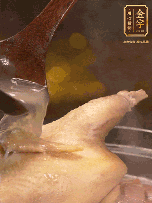 大火燒開后，撇去浮沫。轉(zhuǎn)小火燉2個小時