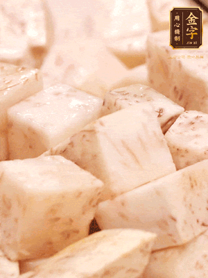 鍋上火下足油，將芋頭炸金黃色至熟