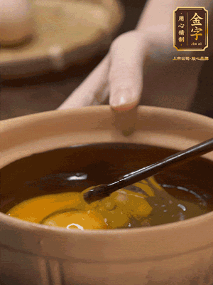 雞蛋打入砂鍋，充分打勻，1.5倍的溫水加一勺鹽，倒入蛋液中，攪拌均勻后用勺子舀去表面浮沫