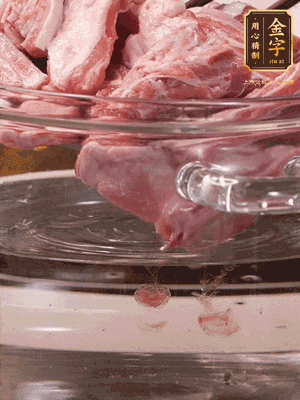 羊排清水洗凈，冷水浸泡30分鐘-2個(gè)小時(shí)，去除血沫。冷水下鍋，小火加熱析出血水后洗凈備用