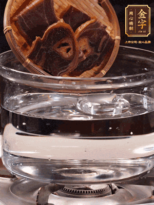 火腿蹄片，冷水下鍋，加蔥姜、料酒焯水