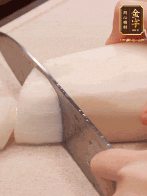 蘿卜削皮，切成滾刀塊