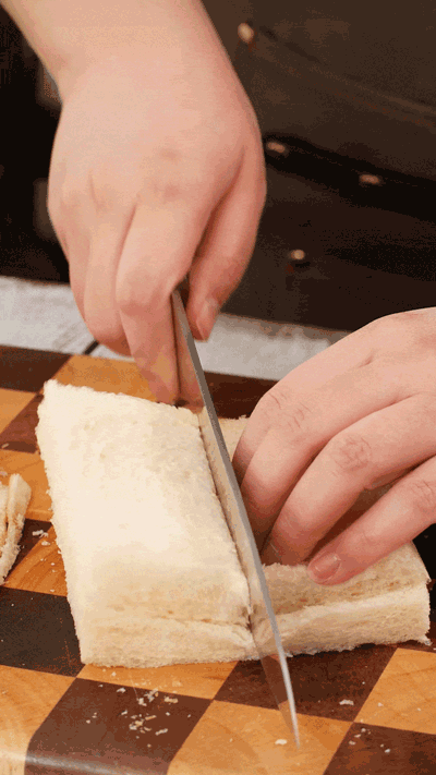 土司改刀去邊，切成適當(dāng)大小