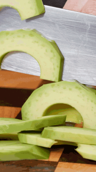 土司表面涂抹橄欖油，烤箱180°烤6 分鐘