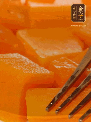 南瓜去皮，一半切塊備用，一半切塊蒸熟，碾成泥