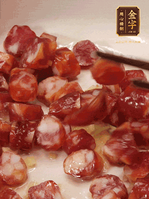 砂鍋熱油，下姜絲、香腸煸香