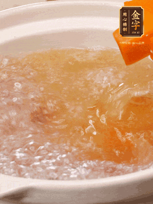 倒入開水、南瓜塊、南瓜泥中火煮5分鐘