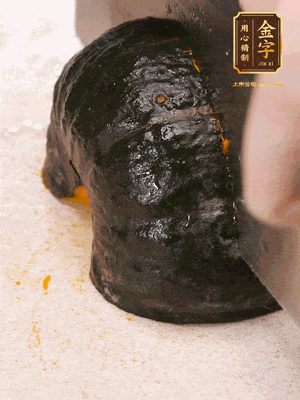 貝貝南瓜去皮，切成小塊。姜切絲