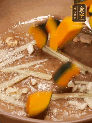 砂鍋倒一層底油，蒜粒、姜絲炒香后，再下南瓜翻炒30秒