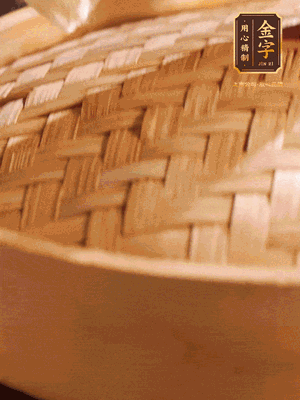 將香腸、醬油肉、臘肉放入蒸容蒸20分鐘