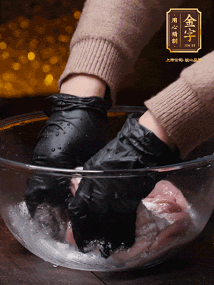 豬肚放入面粉、鹽、白酒，反復(fù)揉搓（重復(fù)3遍），洗掉表面的黏液。再把豬肚翻過來，剪去油脂，一樣反復(fù)揉搓干凈