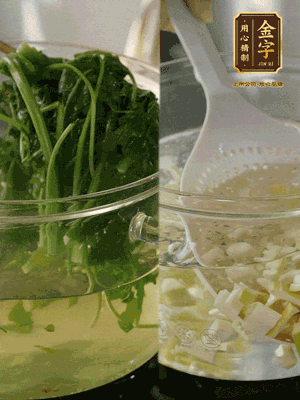春筍切丁焯水；薺菜加鹽焯水，過涼水后切成細末