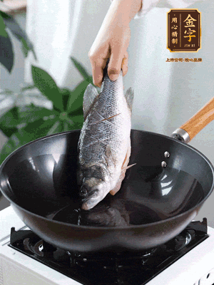 熱油，加1大勺豬油、姜片，再下鱸魚，煎至定型后翻面。（加點(diǎn)豬油，燉出的魚湯更容易變?yōu)榍逅哪贪咨?。?>
					</div>
					<span>步驟 3/6</span>
					<p>熱油，加1大勺豬油、姜片，再下鱸魚，煎至定型后翻面。（加點(diǎn)豬油，燉出的魚湯更容易變?yōu)榍逅哪贪咨＃?/p>
				</li><li>
					<div   id=