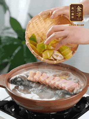 倒開水燉煮后轉(zhuǎn)移入砂鍋，淋料酒去腥、加少許鹽調(diào)味，再依次加咸肉、春筍燉煮15分鐘。