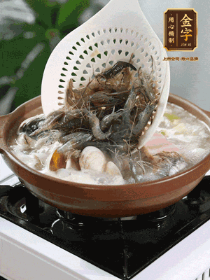 最后加一把蛤蜊、一把河蝦燜2分鐘，放一點(diǎn)白胡椒粉調(diào)味，撒上蔥花點(diǎn)綴！