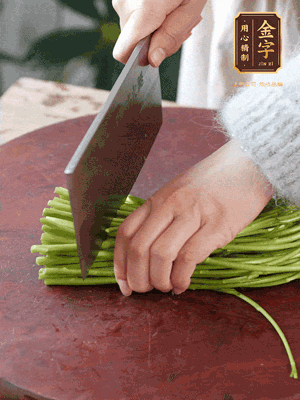 正嫩的藜蒿，掐頭去除根部，切小段