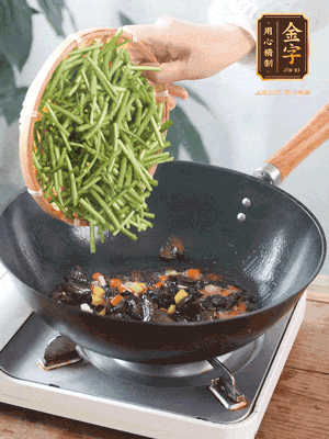 熱油煸香蒜末、姜粒、小米辣，再下臘肉煸炒出香味