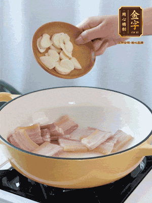 熱油下咸肉煸出香味，加蒜片、毛豆翻炒均勻