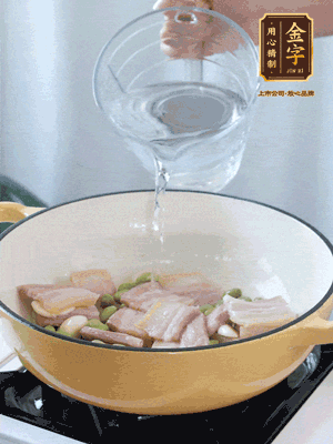 倒入熱水，加絲瓜、腐竹