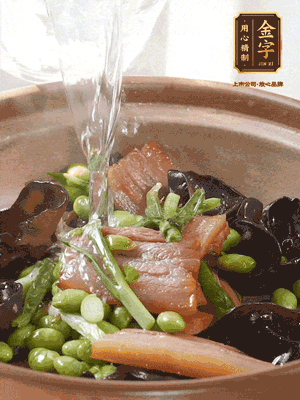 轉(zhuǎn)入砂鍋，加入開水、百葉結(jié)燉煮10分鐘