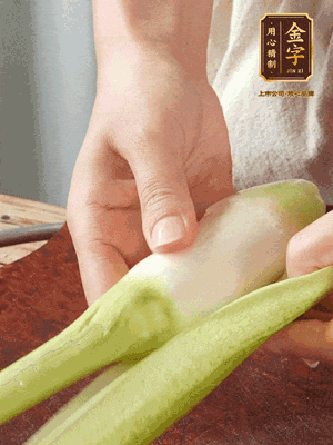 茭白去皮切絲，下鍋稍稍汆燙一下瀝干。