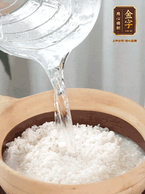 倒入浸泡30分鐘的米，中火煮開后轉小火。