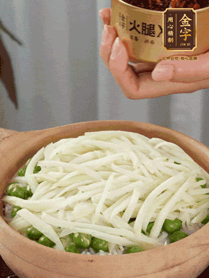 到水微干，放上豌豆、茭白絲。
