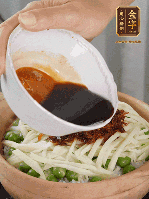 繼續(xù)小火燜3分鐘，淋上XO醬攪拌均勻。
