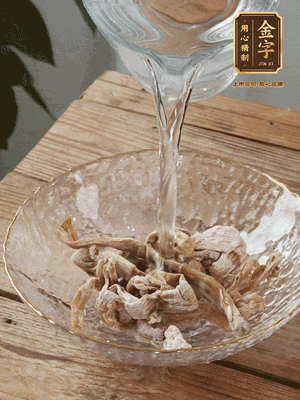 筍干提前泡發(fā)1晚切段，冬瓜去皮切塊。